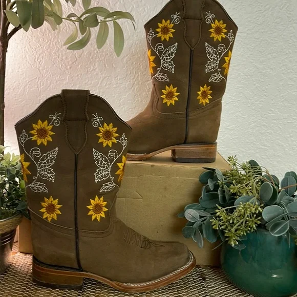 Beautiful Elliut western boot size 13 - Picture 2 of 11